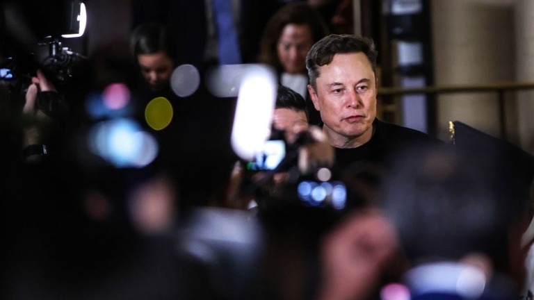 議会議事堂で行われた共和党下院議員との会合を終えて立ち去るイーロン・マスク氏＝３月、米首都ワシントン/Samuel Corum/Getty Images