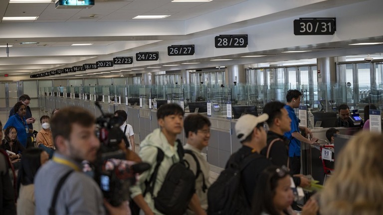 米ワシントン・ダレス国際空港を訪れる旅行者ら＝６月２９日撮影/Celal Gunes/Anadolu Agency/Getty Images
