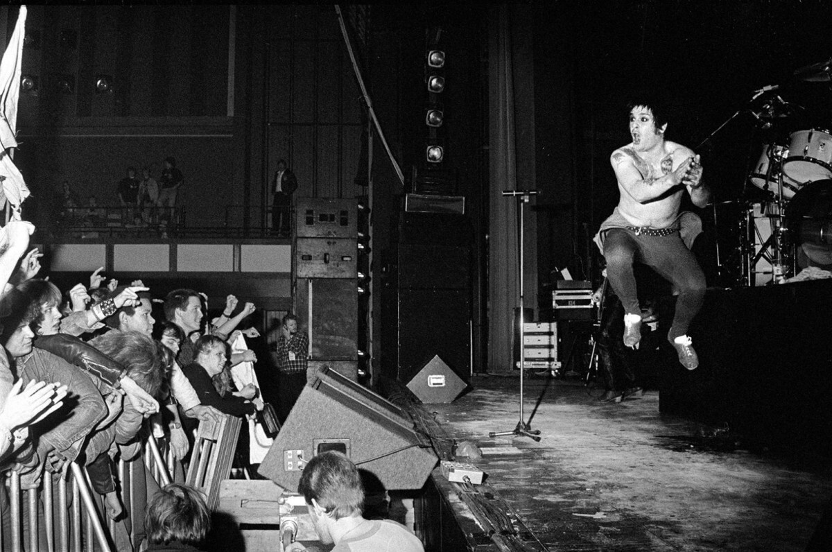 1983年のデンマーク公演の写真。コウモリに噛(か)みついた有名な出来事は82年のアイオワ州デモインでの公演で起きた。オズボーンさんは後に、ゴム製のコウモリだと思っていたと主張した/Jorgen Angel/Redferns/Getty Images