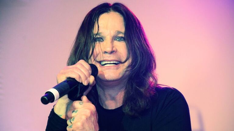 「女性との夜」と題されたロサンゼルスLGBTセンターのガラで演奏したオズボーンさん=2013年/Beck Starr/WireImage/Getty Images