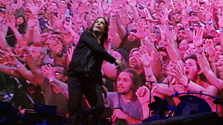 シカゴのロックフェスティバル「ロラパルーザ」に出演したオズボーンさん=2012年/Barry Brecheisen/WireImage/Getty Images