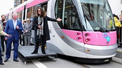 自身の名を冠した路面電車の開通式典に参加したオズボーンさん。英バーミンガムで新たに開通した路線での一コマ＝２０１６年