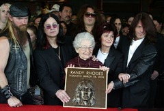 ２００４年、ハリウッドのロックウォークに死後招待されたギタリスト、ランディ・ローズの母親と一緒に式典に出席したときの様子。ローズさんは１９８２年、オズボーンさんとのツアー中に飛行機事故で亡くなった