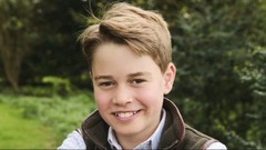 英ジョージ王子の新しい写真公開、１２歳の誕生日に合わせ　リラックスした表情