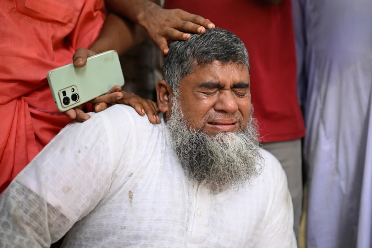 娘が行方不明になり、涙を流す父親/Mahmud Hossain Opu/AP