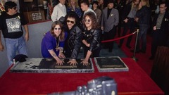 ハリウッドのロックウォークに招待され、手形を残すオズボーンさん、アイオミさん、バトラーさん＝１９９２年