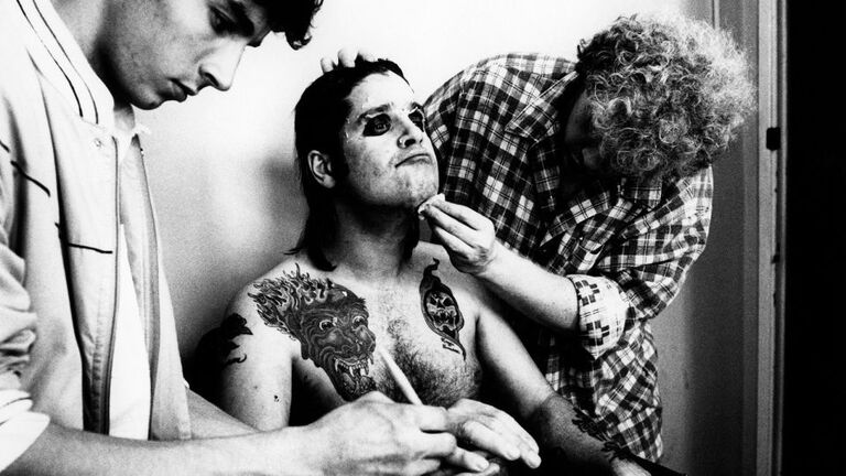 アルバムのカバー写真撮影のためにメークをするオズボーンさん=1983年/Fin Costello/Redferns/Getty Images