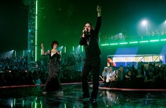  「ＭＴＶヨーロッパ・ミュージック・アワード」のステージに登場したオズボーンさんと妻のシャロンさん