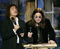 ブラック・サバスが「ロックの殿堂入り」を果たした際に発言するオズボーンさん＝２００６年