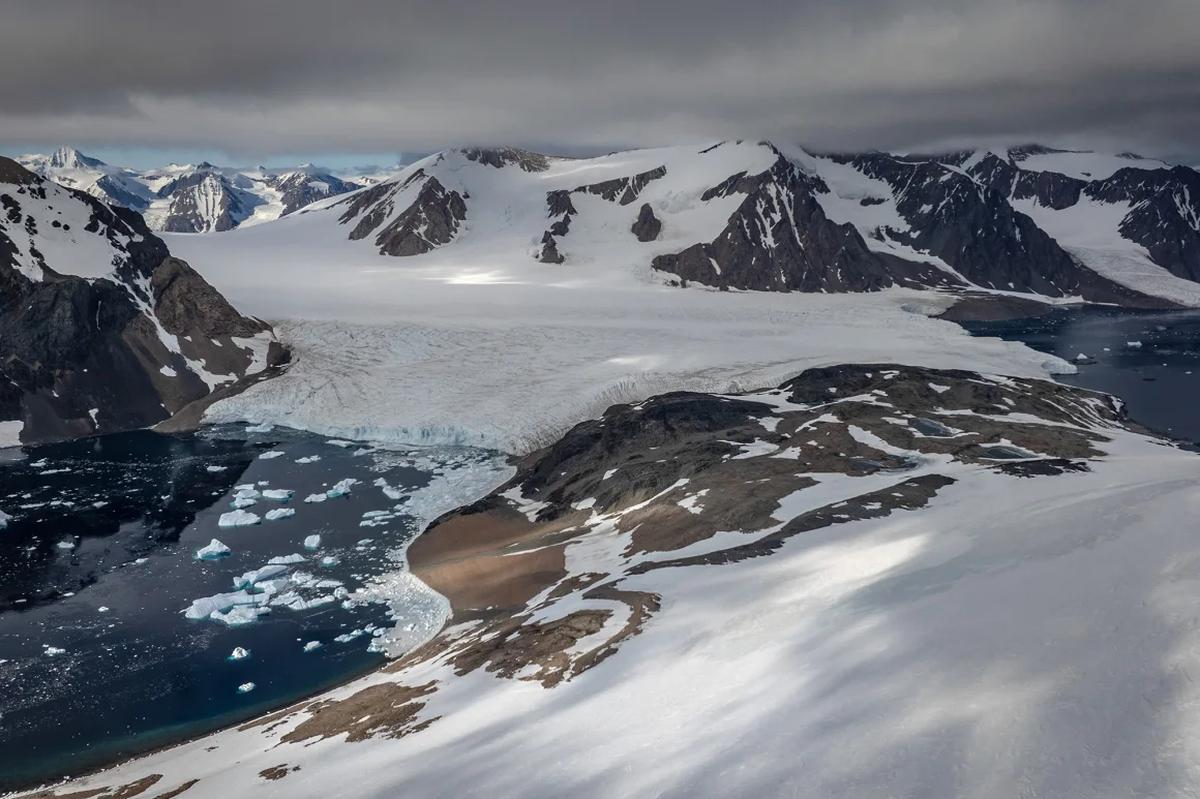 南極やグリーランドの氷が溶けて、地球の自転速度に影響を与えている/Sebnem Coskun/Anadolu Agency/Getty Images