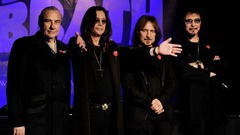 オズボーンさんとブラック・サバスの他のメンバー（左からワードさん、バトラーさん、アイオミさん）。２０１１年のイベントで３３年ぶりのアルバムを発表したときの様子