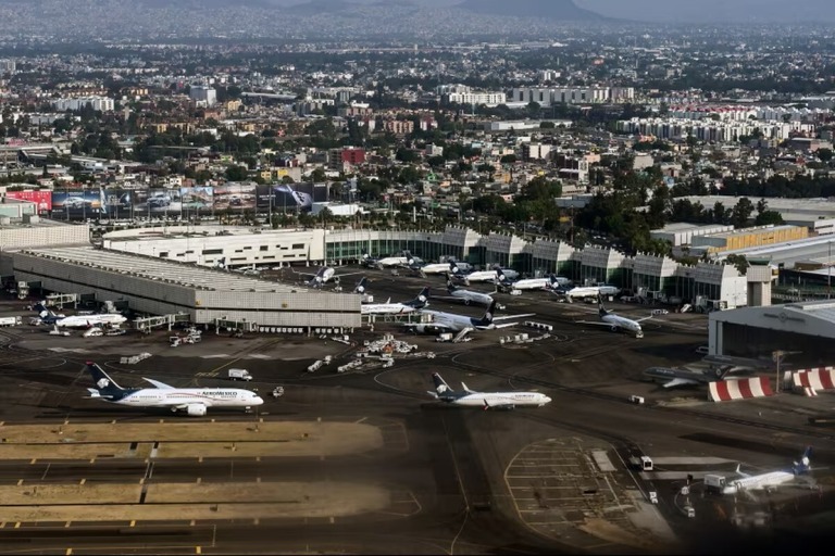 ベニート・フアレス国際空港で地上走行する航空機/Yuri Cortez/AFP/Getty Images