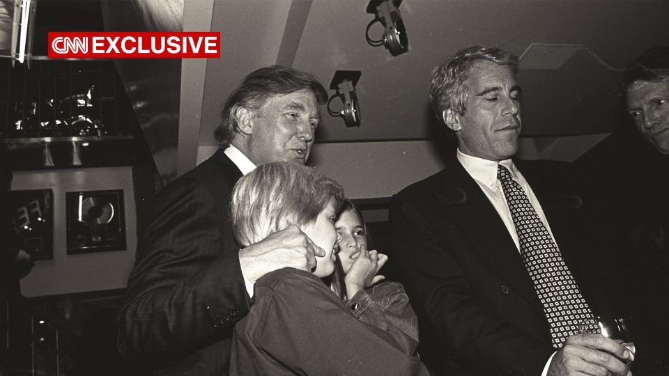 トランプ氏と子ども頃のエリック・トランプ氏、イバンカ・トランプ氏。ハーレーダビッドソン・カフェのオープニングで、エプスタイン元被告が一緒にいる姿が見える/Dafydd Jones