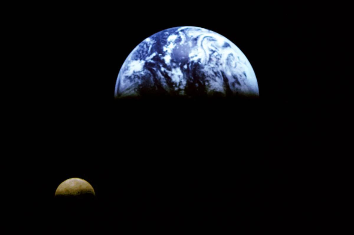 地球の自転速度は月などさまざまな要因の影響を受けている/NASA