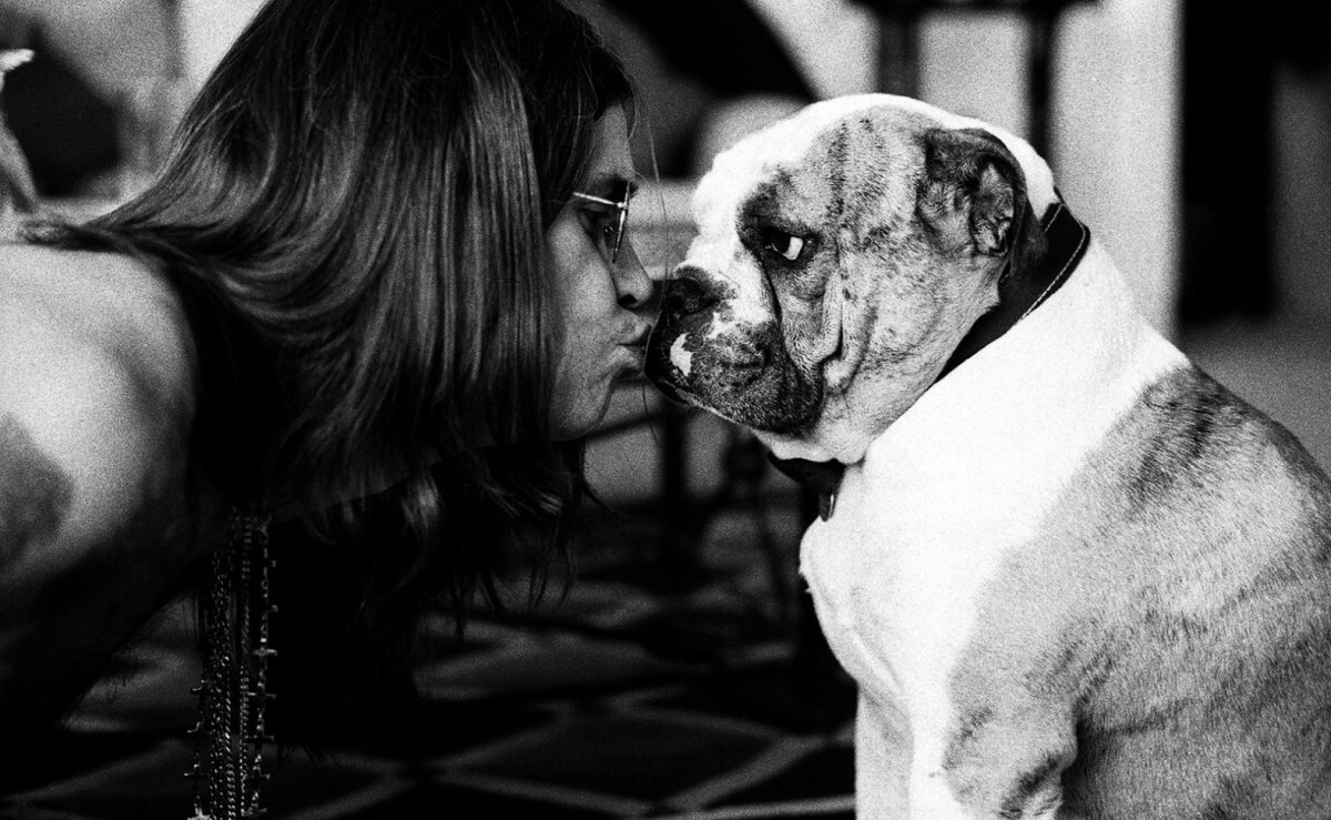 愛犬と熱烈なキスを交わすオズボーンさん=1991年/Martyn Goodacre/Hulton Archive/Getty Images