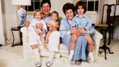 オズボーンさんと妻のシャロンさん。１９９０代初頭に自宅で３人の子どもたち（ケリーさん、ジャックさん、エイミーさん）と一緒にポーズを取る様子