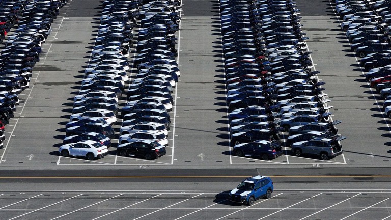 米カリフォルニア州リッチモンドの保管場所に並んだ新品の日本車/Justin Sullivan/Getty Images