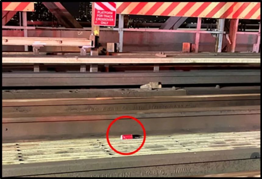 ニューヨークの地下鉄の軌道に投げ込まれた爆発物を赤い丸で囲んだ画像/United States Attorney’s Office for the Southern District of New York
