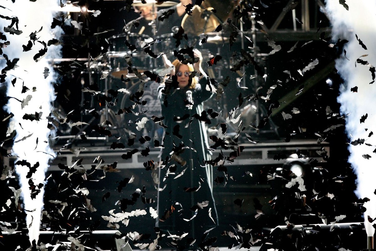 「VH1ロック・オナーズ」のショーで演奏するオズボーンさん=2007年/Kevin Winter/Getty Images