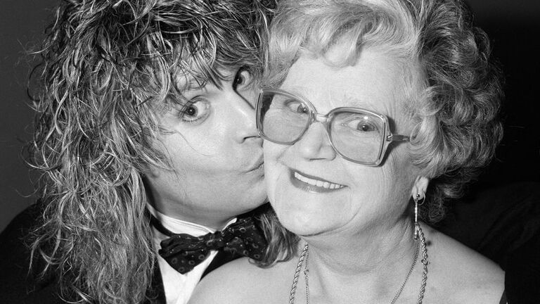 母親のリリアンさんにキスするオズボーンさん=1986年/Birmingham Post and Mail Archive/Mirrorpix/Getty Images