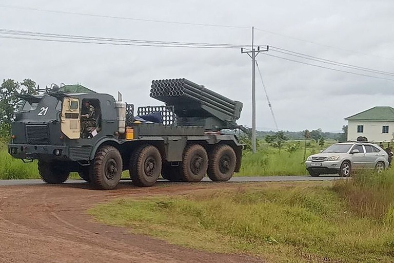 カンボジア・タイ国境から帰還するＢＭ２１多連装ロケット砲/Stringer/AFP/Getty Images