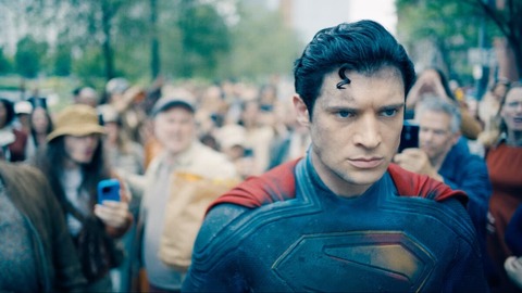 新作映画「スーパーマン」は「意識高すぎ」？　監督の「移民」発言めぐり論争