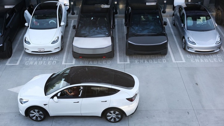 米電気自動車（ＥＶ）大手テスラが４～６月期の決算を発表した/Patrick T. Fallon/AFP/Getty Images
