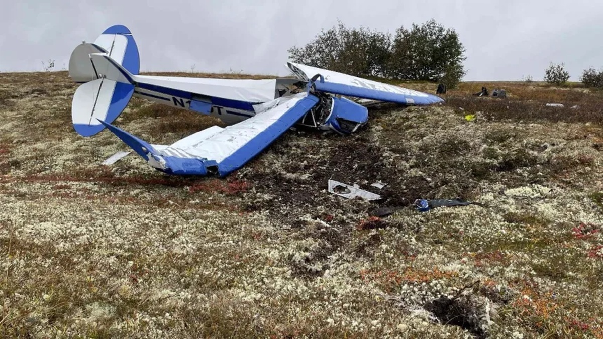墜落によって破損した機体=2023年9月、アラスカ州/NTSB