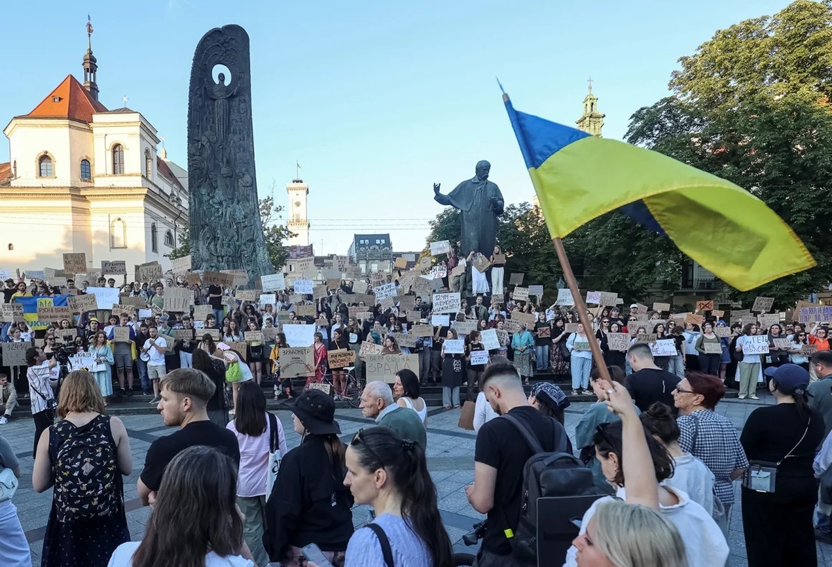 法改正に反対する人々が集まった集会＝２２日、ウクライナ西部リビウ/Roman Baluk/Reuters
