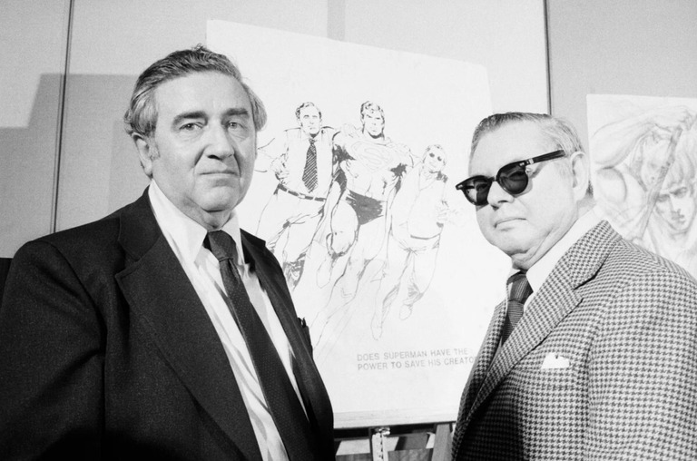 スーパーマンの原作者ジェリー・シーゲル氏（左）と作画のジョー・シュスター氏/Bettmann Archive/Getty Images