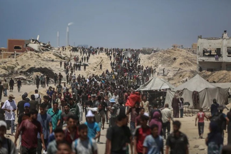 ２０日、ジキム地区で人道支援物資を待つ人々にイスラエル軍が発砲し、負傷者が病院に運ばれた/Ali Jadallah/Anadolu/Getty Images