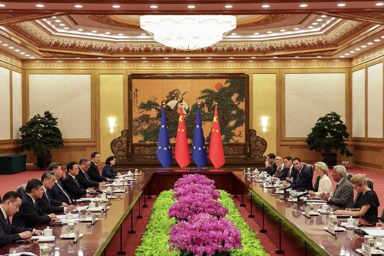 北京の人民大会堂で２４日、中国とＥＵの首脳らが会談した/Andres Martinez Casares/Pool/Reuters