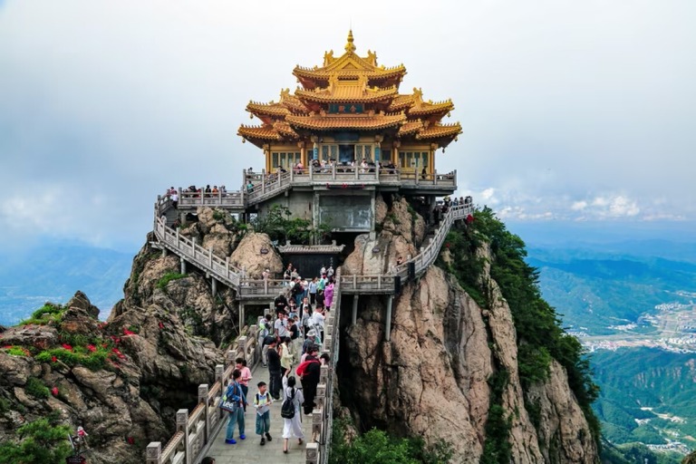 夏休み中、中国河南省洛の老君山を訪れる観光客＝２日/Visual China Group/Getty Images