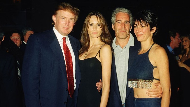 トランプ氏とエプスタイン元被告、マクスウェル受刑者が一緒に写った写真/Davidoff Studios/Getty Images