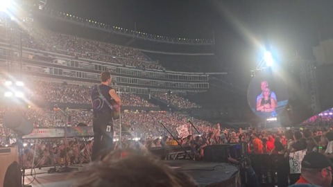 米アストロノマーの人事責任者も辞任、コールドプレイのライブ中に抱き合う動画拡散