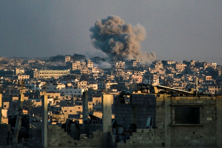 イスラエル軍の爆撃でガザ市東部から煙が立ち上る様子/Bashar Taleb/AFP/Getty Images