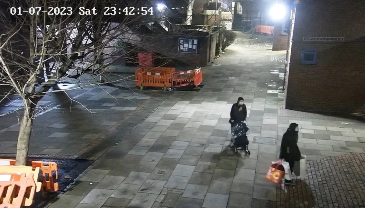 逃走中の両被告の姿を捉えた防犯カメラの映像＝ロンドン・ホワイトチャペル