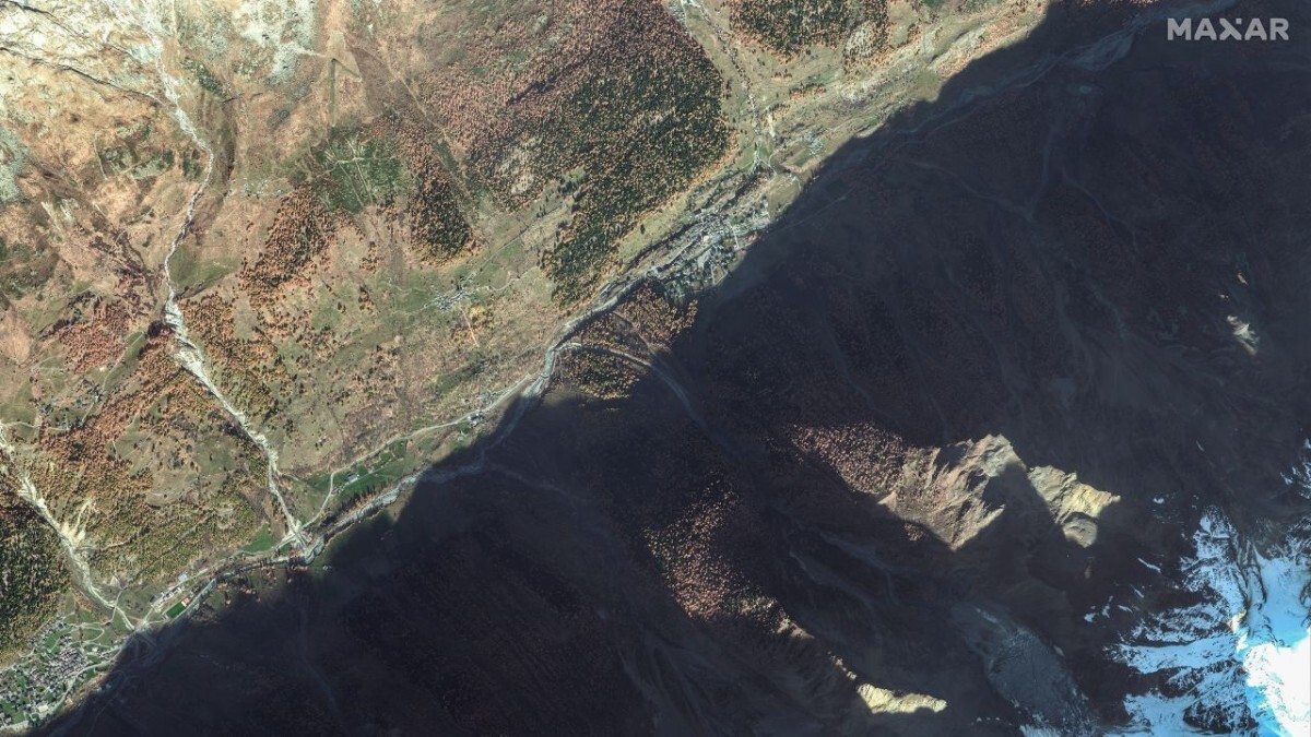 氷河崩壊前のブラッテン村/Satellite image ©2025 Maxar Technologies