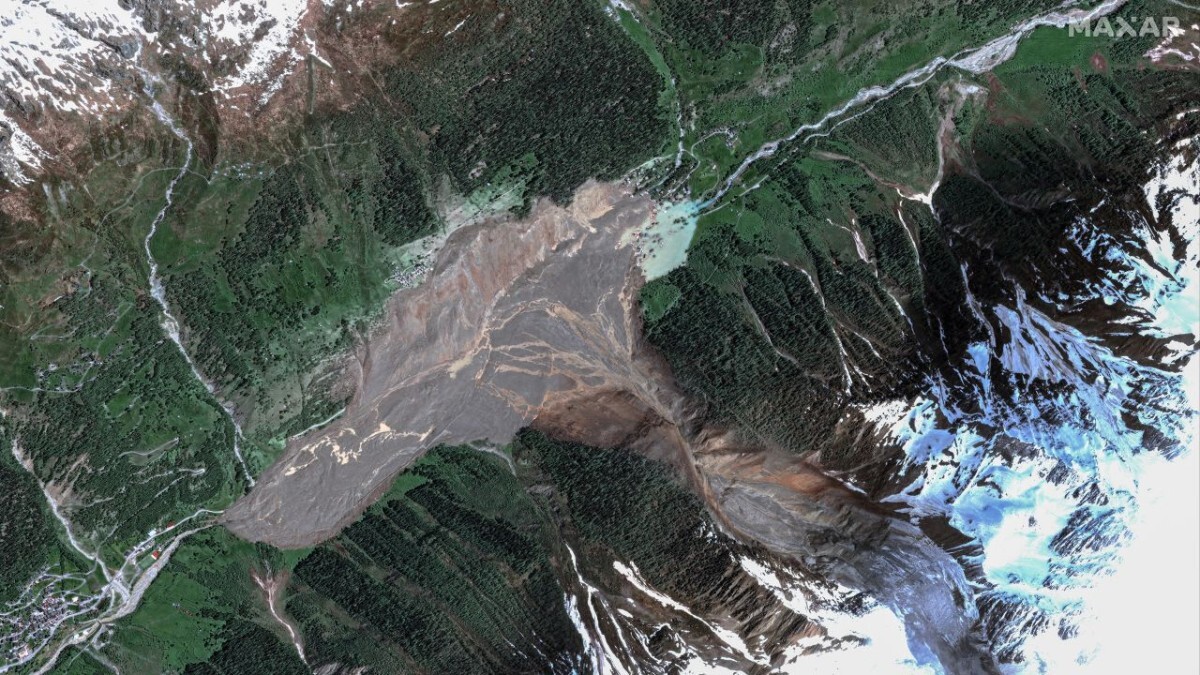 氷河崩壊後のブラッテン村/Satellite image ©2025 Maxar Technologies
