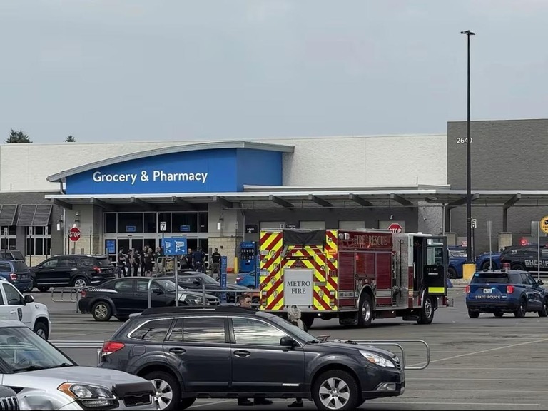 事件現場に派遣された救急隊＝２６日、米ミシガン州トラバースシティ/ Jan-Michael Stump/Traverse City Record-Eagle/AP