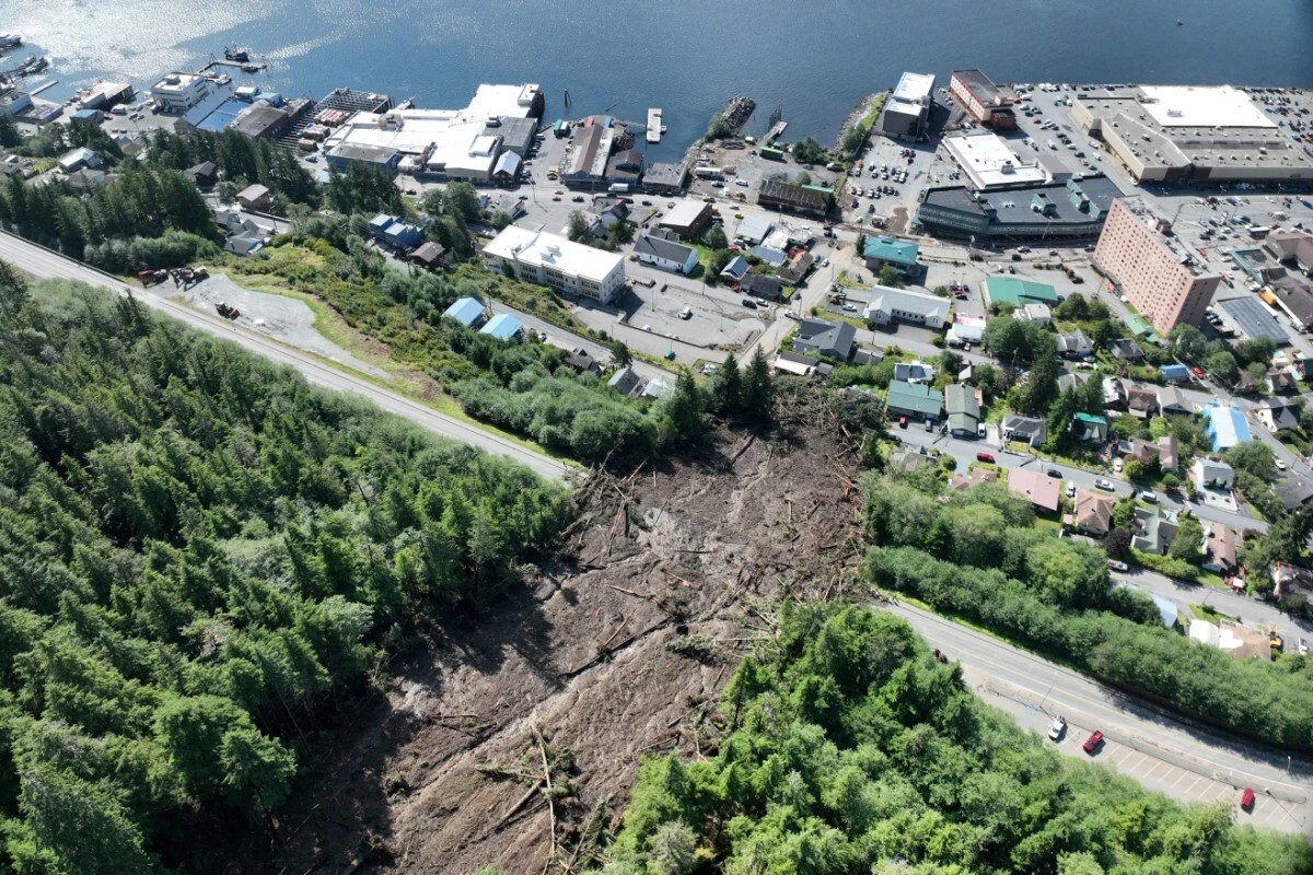アラスカ州ケチカンでは、雨に濡れた斜面が崩れて土砂崩れが発生し、1人が死亡、3人が負傷した/Alaska Department of Transportation & Public Facilities via Reuters