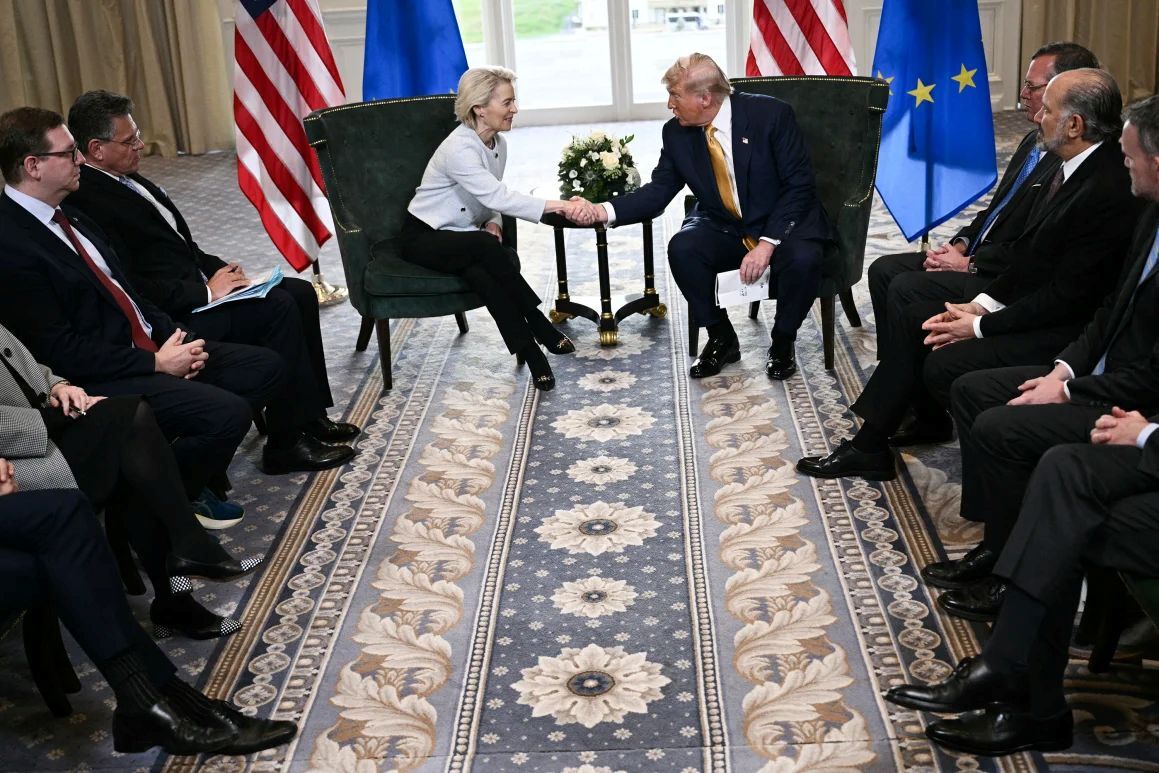 7月27日、スコットランドのターンベリーで握手を交わすトランプ米大統領(右)とEUのフォンデアライエン委員長/Brendan Smialowski/AFP/Getty Images