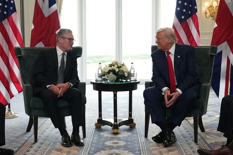 英国のスターマー首相と会談するトランプ米大統領＝２８日、英スコットランド・ターンベリー/Christopher Furlong/Getty Images