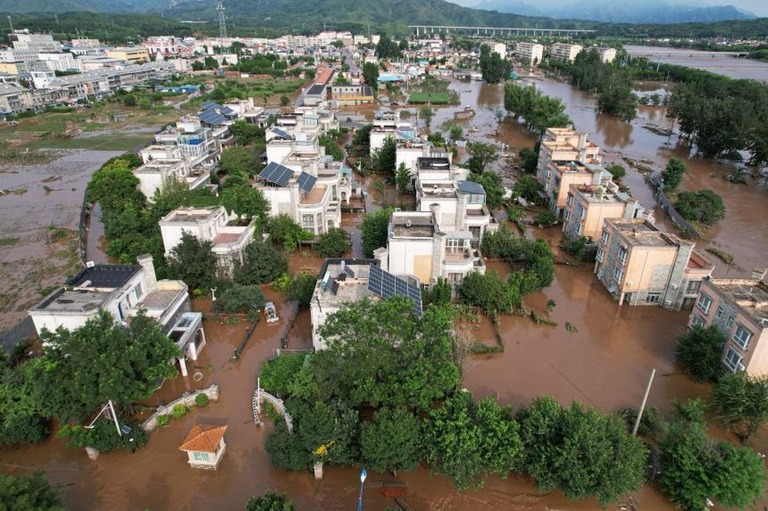 大雨によって冠水した建物や道路＝２８日、中国・北京北部/Jade Gao/AFP/Getty Images