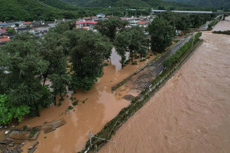 中国・北京郊外で洪水が発生した/Jade Gao/AFP/Getty Images