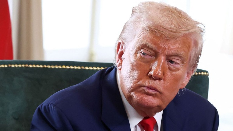 スコットランド南西部のゴルフリゾートでスターマー英首相と会談するトランプ米大統領/Evelyn Hockstein/Reuters