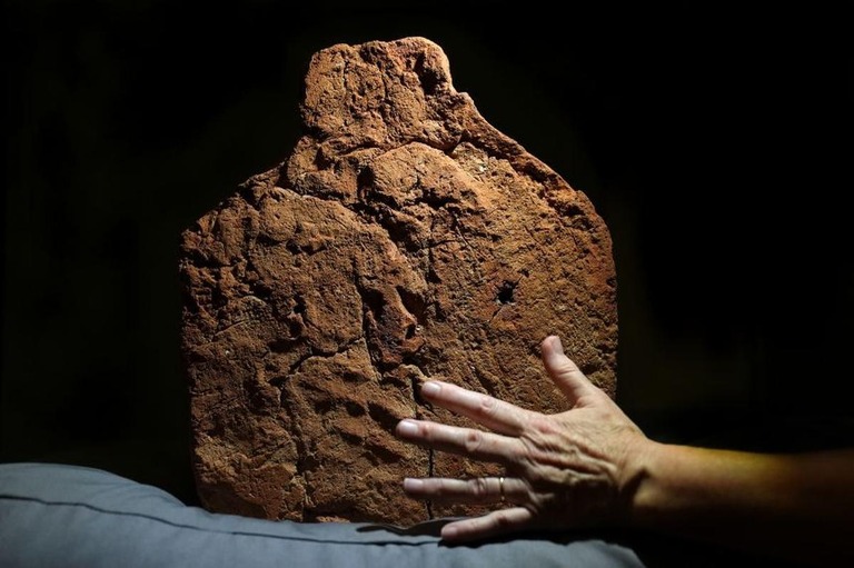 ４０００年前のエジプト人の指紋が「魂の家」と呼ばれる土製の遺物で発見された/Joe Giddens/PA Images/Getty Images