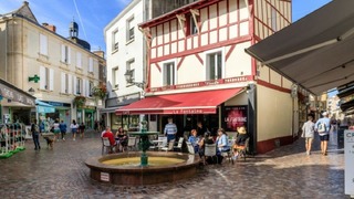 レ・サーブル・ドロンヌ市の当局はこのほど、町中を「半裸」で歩き回る人に最高１５０ユーロの罰金を科すと発表した