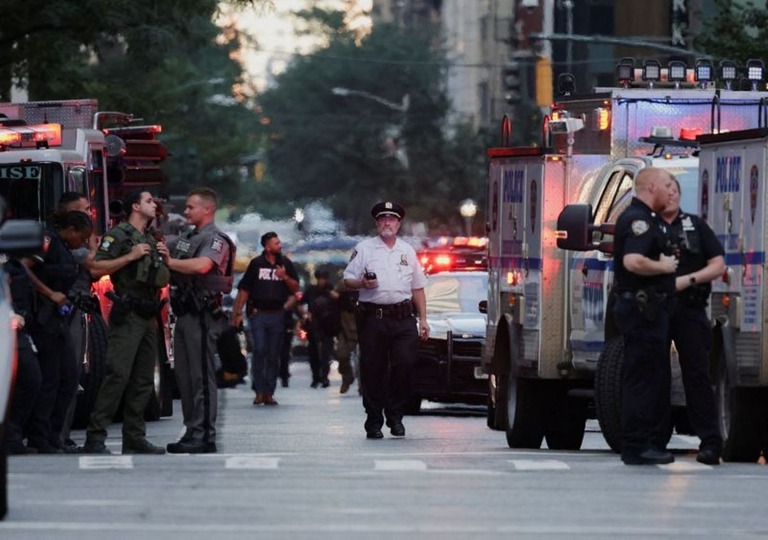 ＮＹのオフィス街で起きた銃撃事件では警官を含む４人が死亡した/JEENAH MOON / REUTERS