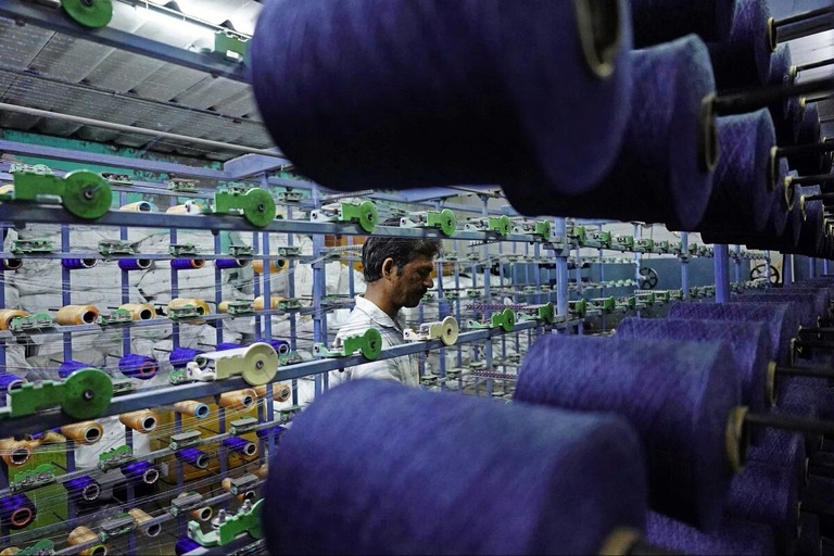 インドのラジャスタン州にある繊維工場で働く従業員/Himanshu Sharma/AFP/Getty Images